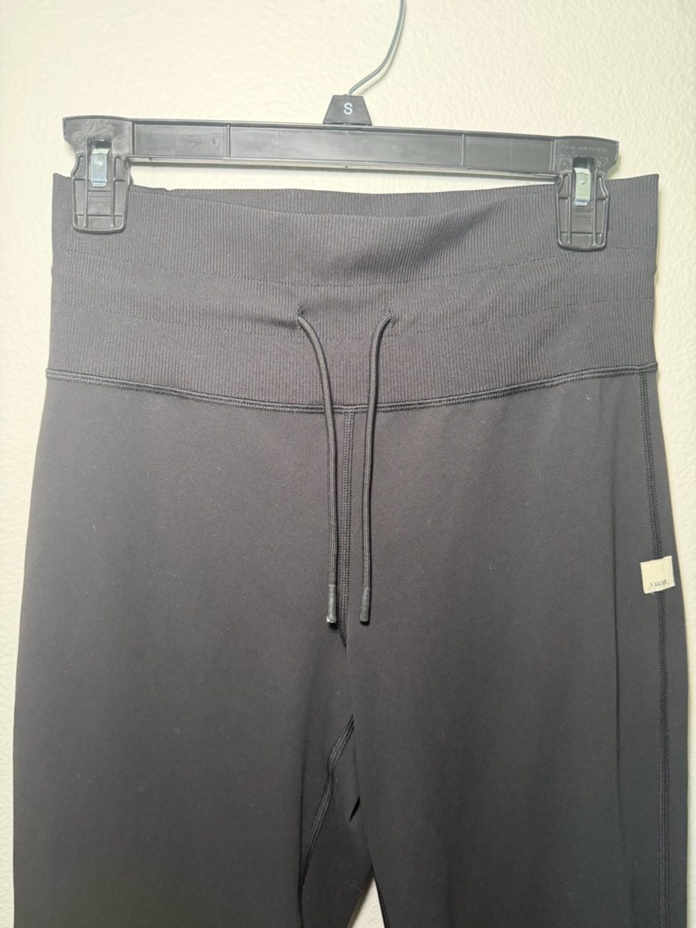 Size S Vuori Women's Black Mid-Rise Drawstring Joggers inseam 26” - Picture 4 of 8